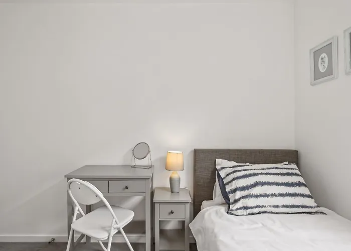 Modern Apartment Private Parking Central Taunton